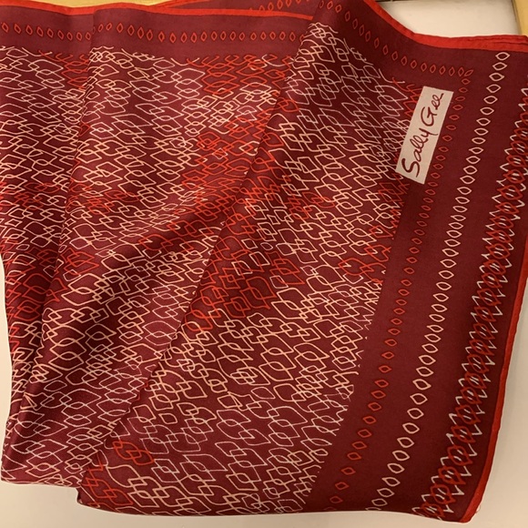 VTG Sally Gee Elegant Oblong Scarf in Red Color Scheme. Abstract chain design - Picture 6 of 12